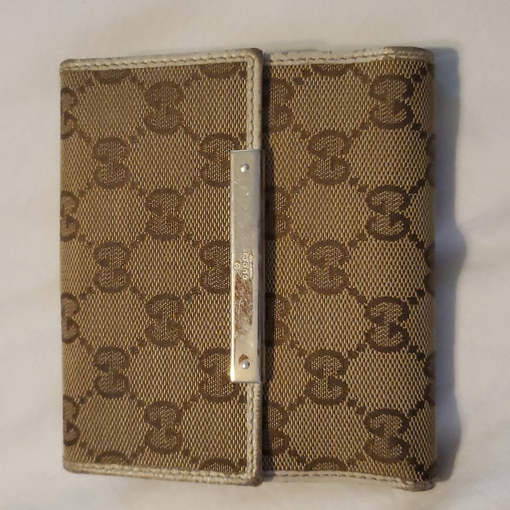 Gucci womens wallet.   26